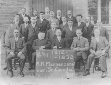 1000684 Groepsportret van de Mannenzangvereniging 'St. Caecilia' voor de ingang van de Rooms-Katholieke Jongensschool ...